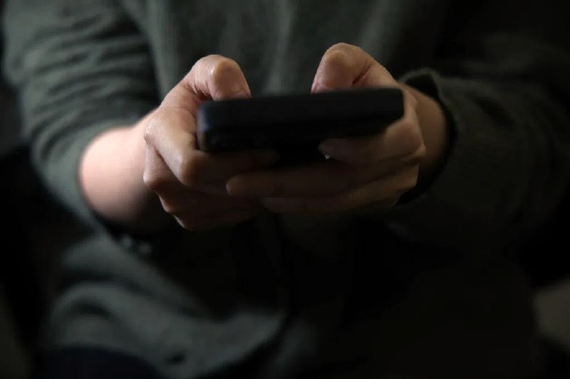 AI聊天机器人自称“神” 印度信众向它祷告求指引当聊天机器人被视作“神谕”，宗教权威与文本解释正在被重新分配