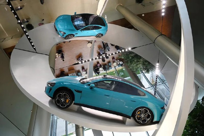 下午察：隐藏门把手藏不住安全隐患一辆电动汽车在四川成都发生起火事故，惨烈的现场不仅引发关注，还将车上的隐藏式门把手设计推上风口浪尖