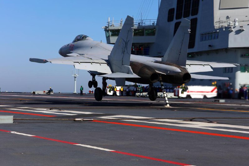 下午察：福建舰电磁弹射震美国？中国海军星期一（9月22日）公布一段视频，歼-15T、歼-35和空警-600三型舰载机在中国第三艘航空母舰“福建舰”上，首次成功完成弹射起飞和着舰训练