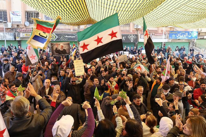 叙利亚叛军称包围大马士革 政府军否认撤退叙利亚反对派武装及极端组织在大约一个星期内攻下多个重镇，他们星期六（12月7日）声称开始包围首都大马士革，而政府军否认他们已从首都附近地区撤退