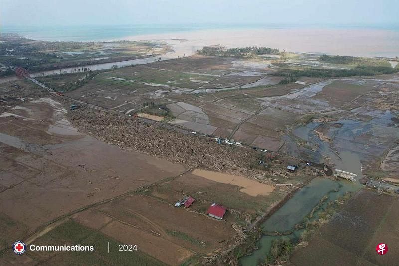 “万宜”台风逼近 菲官员吁居民尽快撤离近一个月来的第六场台风正在逼近菲律宾，当局下令所有船只返回港口，沿海社区居民尽快离家避难
