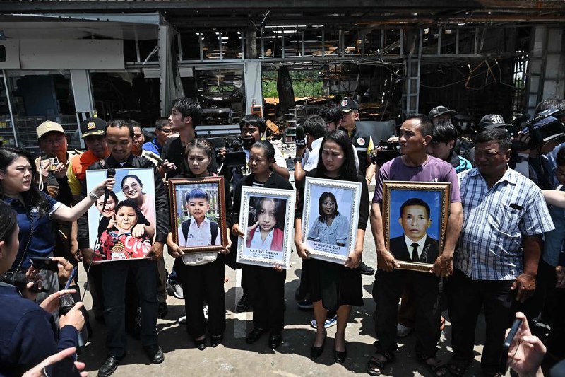 泰国拟斥资185亿泰铢刺激经济 赔偿边境冲突伤亡人员泰国官员说，政府将斥资185亿泰铢（约7亿3700万新元）实施经济刺激措施，并为上个月泰柬边境冲突中遇难者家属提供补偿