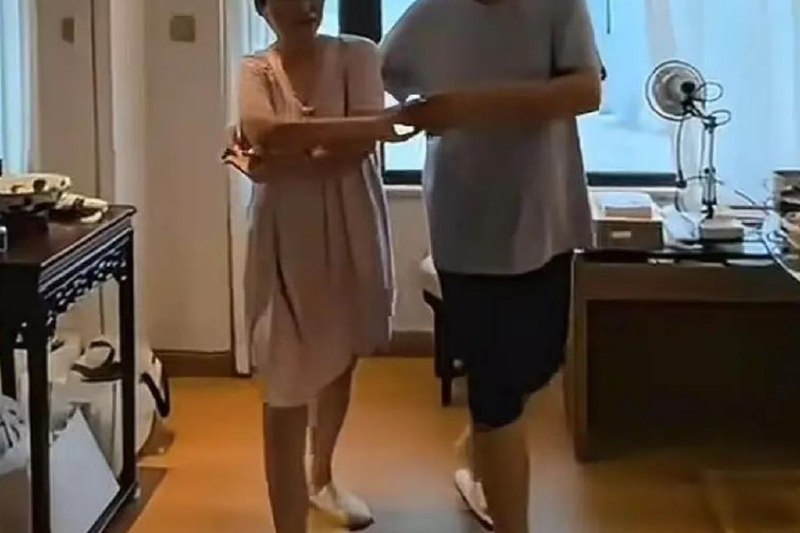 于东来自曝做手术已六天 发视频与妻子共舞中国知名商超品牌胖东来创始人于东来发布视频自曝做手术已六天，并上传了一段与妻子跳舞的视频