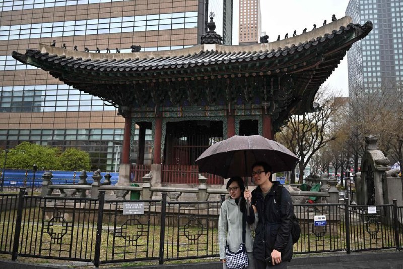 韩国四党总统候选人18日举行首场电视辩论韩国四大总统候选人将在星期天（5月18日）举行首场电视辩论会，就经济政策进行交锋