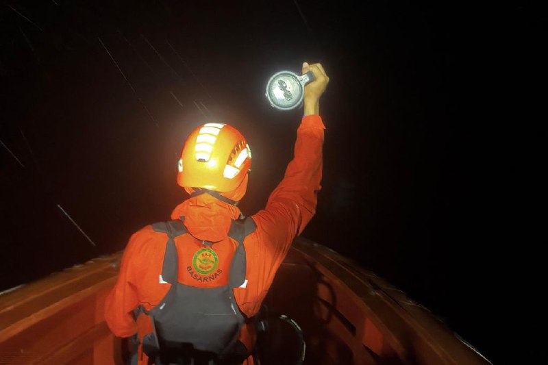 印尼快艇倾覆 七人获救11人失踪印度尼西亚发生快艇倾覆事故，造成11人失踪