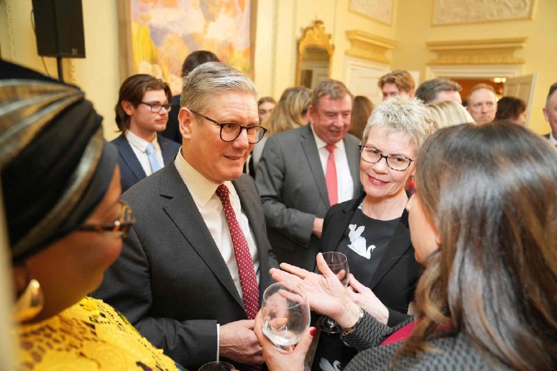 分析：主导乌克兰四点和平计划 斯塔默带领英国重回国际外交核心分析指出，在一系列密集的会谈中，几乎没有外交政策经验的英国首相斯塔默，成功在美国总统特朗普和乌克兰领导人泽连斯基之间寻求平衡，带领英国重新回到国际外交的核心舞台