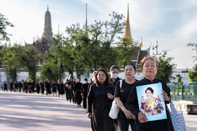 泰国王太后诗丽吉病逝 大批民众到大皇宫致哀泰国王太后诗丽吉病逝，泰国宣布全国进入为期一年的哀悼期，大批民众前往曼谷大皇宫向她致哀