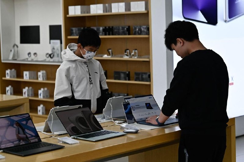 下午察：华为鸿蒙电脑问世了，然后呢？微软今年3月终止对华为的Windows系统授权后，中国科技巨头华为顺势推出首款搭载鸿蒙操作系统的笔记本电脑，消息一出便在科技圈激起不小的涟漪