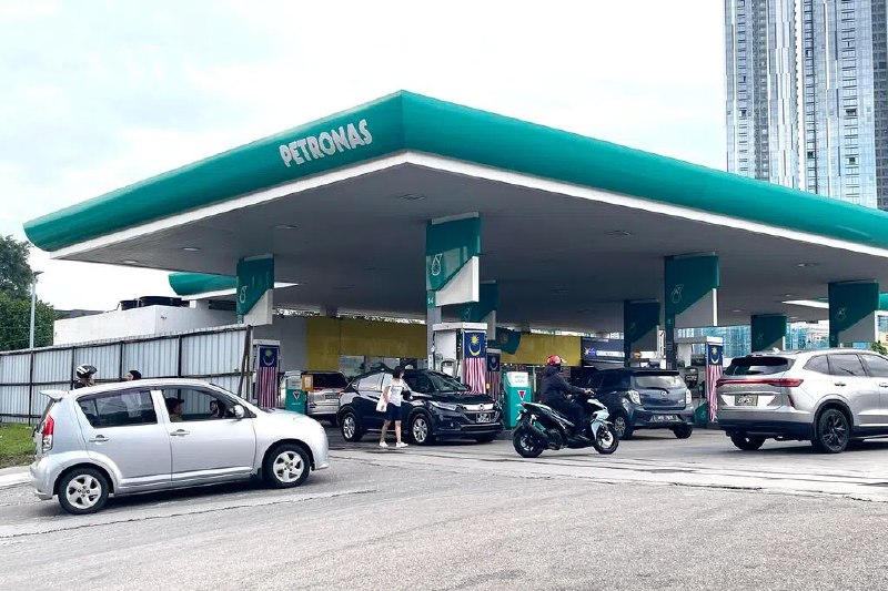 马国边境油站RON95补贴汽油出现异常消费情况马来西亚财政部发现RON95针对性补贴措施部分受惠者有异常消费模式，包括在短时间内用完每月300公升的限额，以及反复在靠近边境的加油站添购补贴汽油