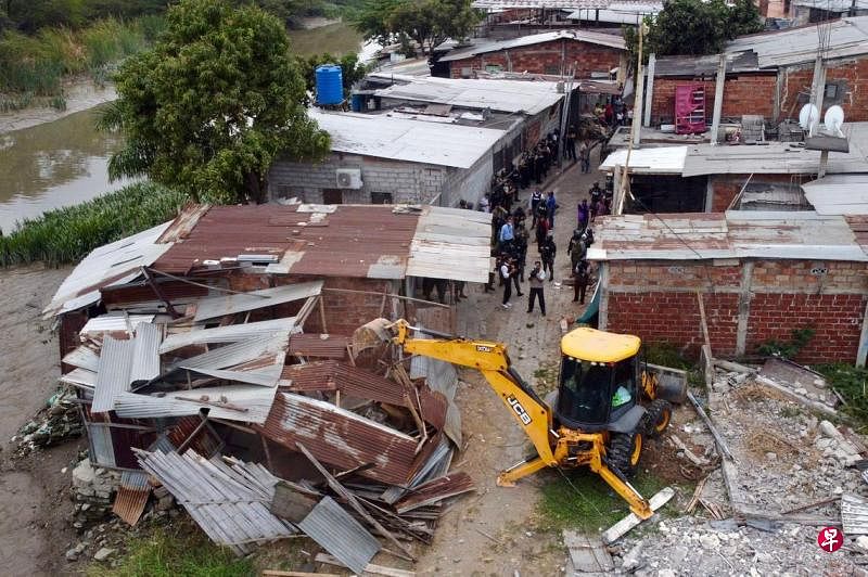 厄瓜多尔首都等多个省市进入紧急状态厄瓜多尔因严重的内部动荡和国内武装冲突，首都基多、瓜亚斯省、洛斯里奥斯省等六个省和两个市进入紧急状态