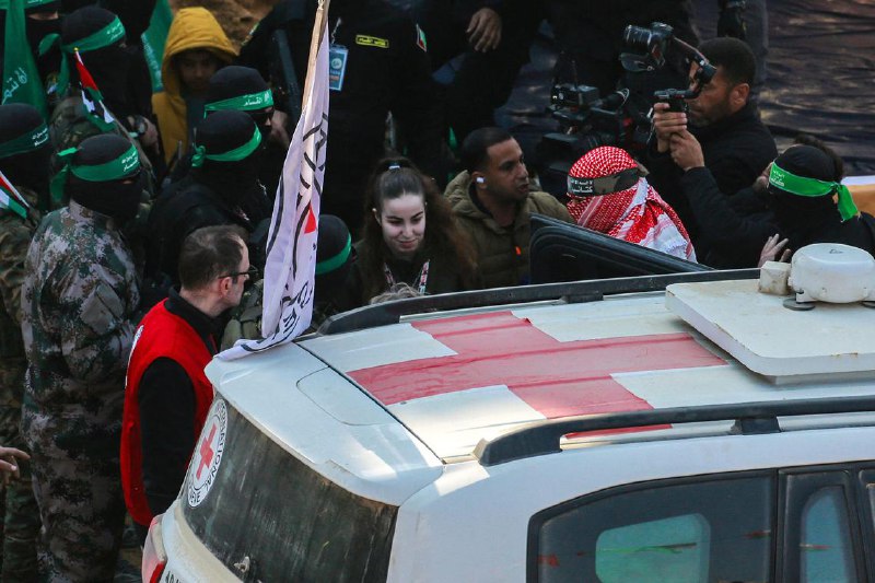 以色列与哈马斯进行 第三批人质与囚犯交换以色列和巴勒斯坦武装组织哈马斯在停火协议下，进行第三批人质和囚犯交换