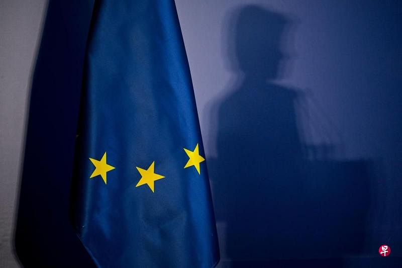 报告：欧盟经济下行风险加剧欧盟委员会发布2024年秋季经济展望报告说，在经历长时间停滞之后，欧盟经济正恢复温和增长，同时通胀持续放缓