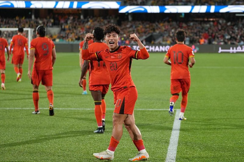 世界杯外围赛再遭逆转 中国1比3输澳洲吞三连败中国男子国家足球队重演上轮被沙特阿拉伯逆转的戏码，在星期四（10月10日）的世界杯亚洲区外围赛18强C组第三轮比赛中，奋战下客场1比3不敌澳大利亚，吞下三连败，一分难求