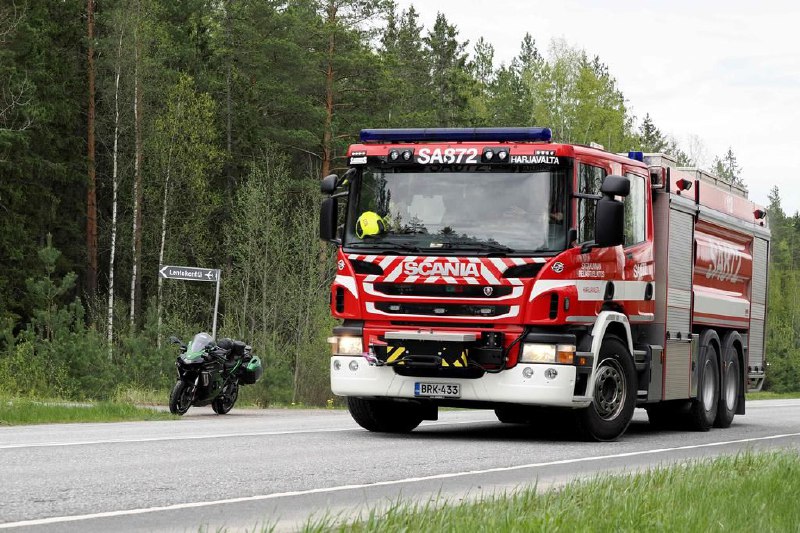 两架民用直升机在芬兰相撞坠毁 机上五人罹难芬兰西南部埃乌拉机场附近发生直升机相撞坠毁事件，机上五人全数罹难