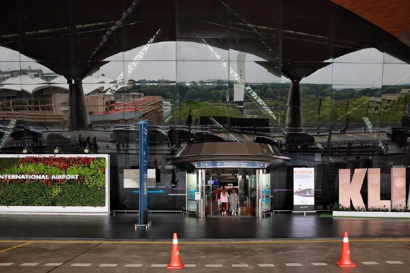 陆兆福：KLIA货运量约为樟宜机场三成马来西亚交通部长陆兆福说，吉隆坡国际机场（KLIA）硬体规模比新加坡樟宜机场大，但货运量只有樟宜机场约三成