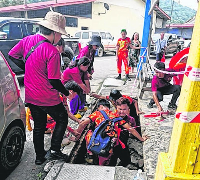 马国舞狮表演突遇地面塌陷 三人跌入坑洞马来西亚一支舞狮队在表演过程中，突遭地面塌陷，三名表演者随即跌入一个近一米深的坑洞，所幸无人受伤