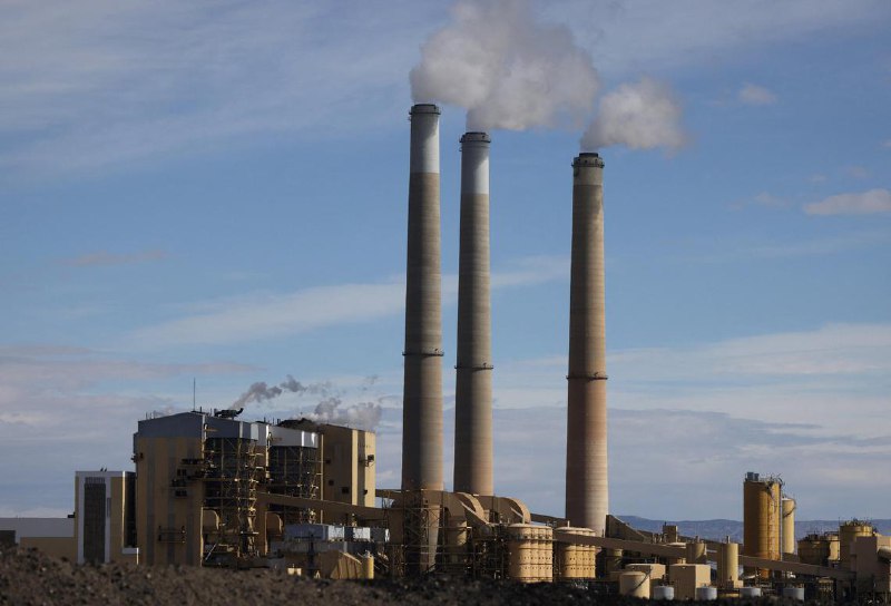 特朗普拟重振燃煤发电 抗衡中国火电能源经济优势美国总统特朗普宣布，他将寻求通过授权政府推动增加燃煤发电，来抗衡中国使用火电带来的经济优势