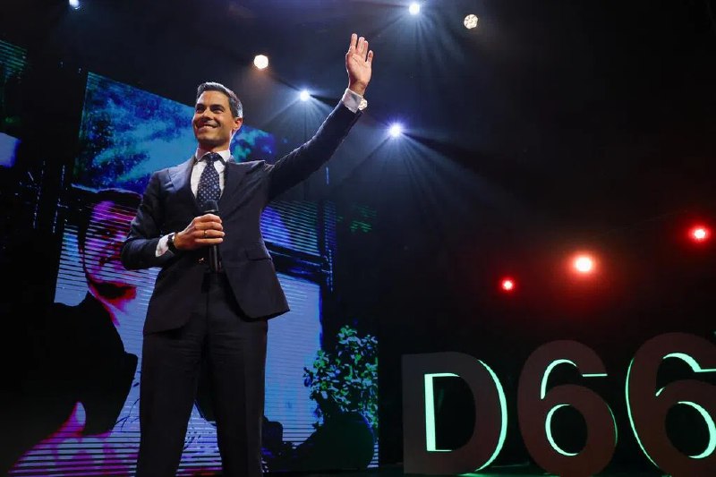 荷兰众议院选举 民主党以微弱优势领先荷兰广播节目公司星期三晚公布的议会众议院选举出口民调显示，由耶滕领导的六六民主党将获得27个席位，以微弱优势暂时领先