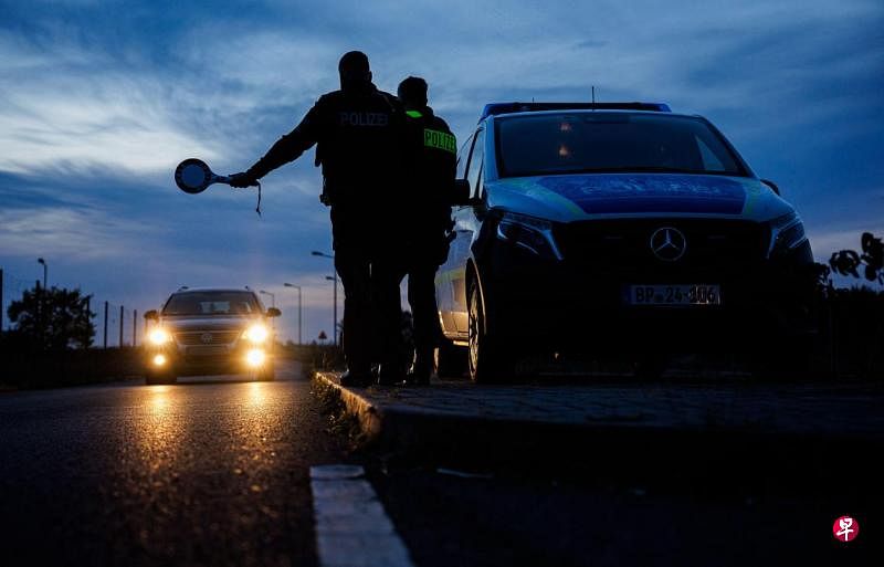 德国将在所有陆地边境实施为期六个月管制德国政府将宣布在全国所有陆地边境实施临时边境管制，以解决非法移民问题，并保护公众免受回教极端主义的侵害