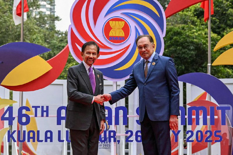 安华：文莱苏丹情况良好文莱苏丹波基亚出席第46届亚细安峰会期间，因疲惫进入吉隆坡国家心脏中心，马来西亚首相安华与夫人旺阿兹莎已前往探访