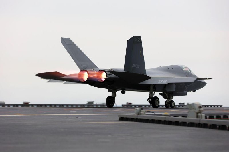 福建舰海试进度远超预期 专家：未来或搭载无人战斗机中国官媒报道，中国海军第三艘航空母舰“福建”号一年多来开展多次海试，进度远超预期