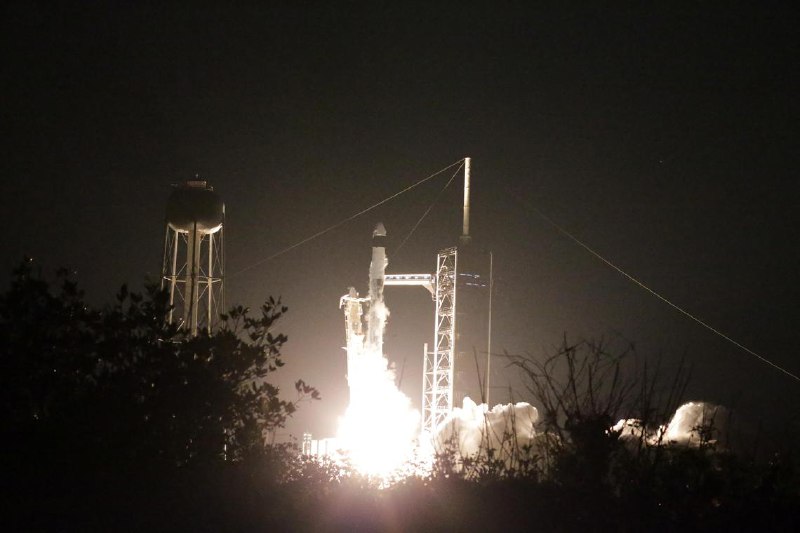 “龙”飞船载业馀太空人升空 开展首次绕极地飞行任务美国太空探索技术公司的“龙”飞船载四人“私人”宇航团队升空，开启人类首次载人绕地球两极飞行任务