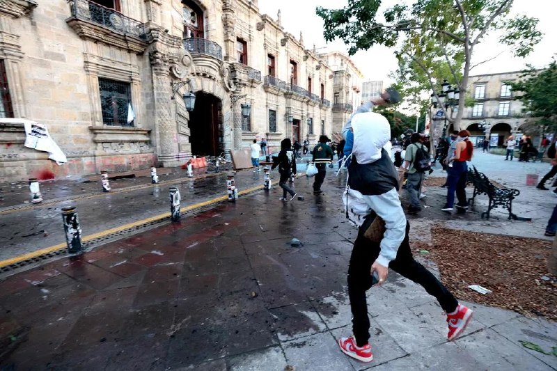 墨西哥数千人抗议政府安全政策 示威现警民冲突墨西哥首都数千人示威，抗议毒品暴力和辛鲍姆政府的安全政策