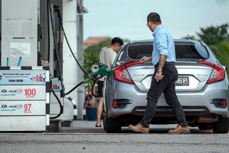 持新加坡驾照的马国公民 明日起可申请添购RON95马来西亚政府同意，让在新加坡工作且持有新加坡驾照的马国公民根据特定条件，向财政部申请以每公升1令吉99仙（约0.61新元）的补贴价格添购RON95汽油