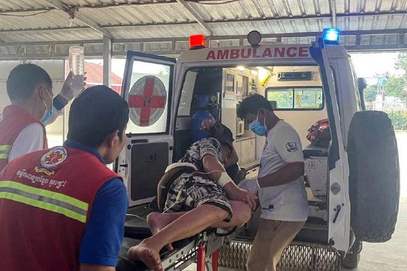 泰柬边境互指开火致伤亡 泰方暂停强化停火协议泰国与柬埔寨边境冲突再度升温，双方互指对方在争议地带开火，威胁到由美国总统特朗普斡旋的停火协议