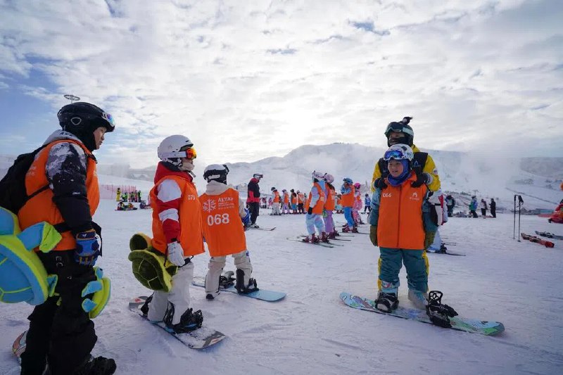 下午察：放雪假促经济？多了假期，不用上课，没有作业，最长还可连休九天，而且无需补课，甚至可尽情玩乐……这是新疆一些学生们这几天的幸福生活，让其他地方的孩子们既羡慕又嫉妒，一些网民直呼酸到冒泡