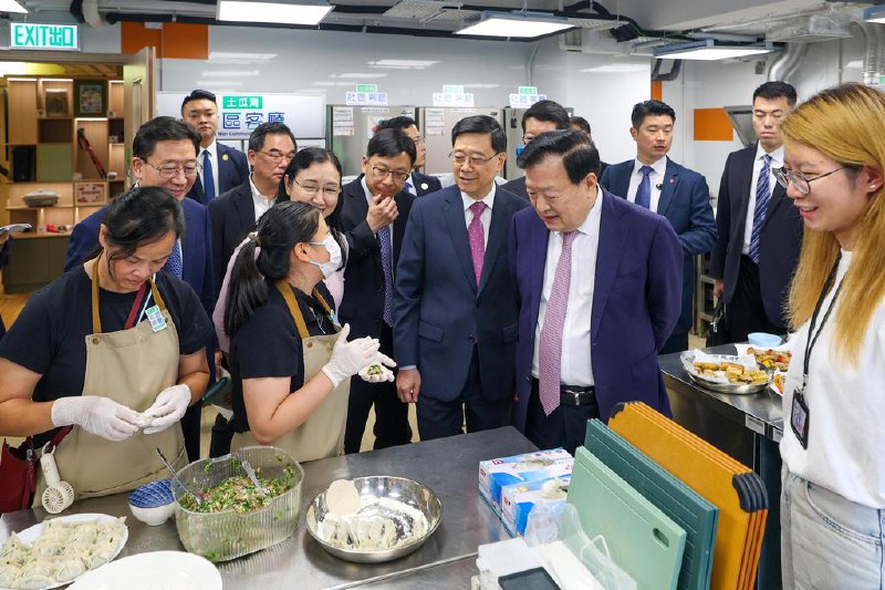 李家超：夏宝龙盼香港发展能拆墙松绑香港特首李家超在送别中国国务院港澳事务办公室主任夏宝龙后对媒体说，夏宝龙访港期间表示，希望香港能拆墙松绑，以促进发展