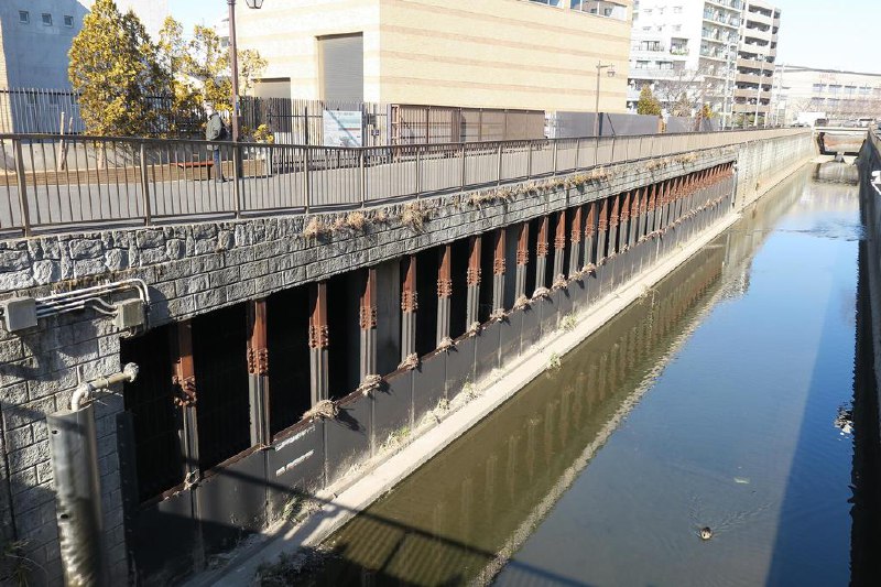 日本240多处河川和地下水检测点有机氟化合物超标日本环境部最新公布的一项全国水质测定结果显示，242个河川和地下水检测点的有机氟化合物（PFAS）超标，其中最高一处是国家标准的520倍