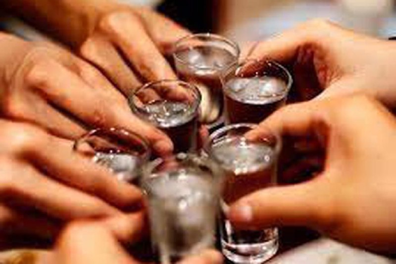 下午察：河南官场聚会喝酒喝出人命一边在学习中共中央八项规定，一边聚在一起喝酒，还有人喝酒后死亡