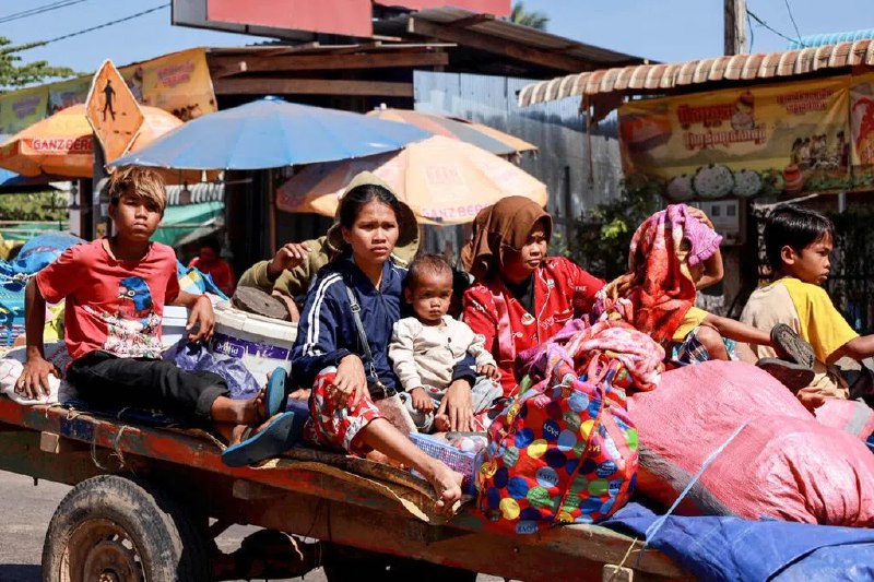 泰柬边境再起战火 柬边境数百学校被迫关闭柬埔寨与泰国边境再燃战火，柬国边境省份将近380所学校被迫关闭