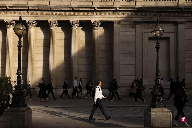 英国最新经济数据出炉 工党政府面临新压力一项新公布的经济数据显示，自20世纪60年代以来，英国国债首次与经济产出持平