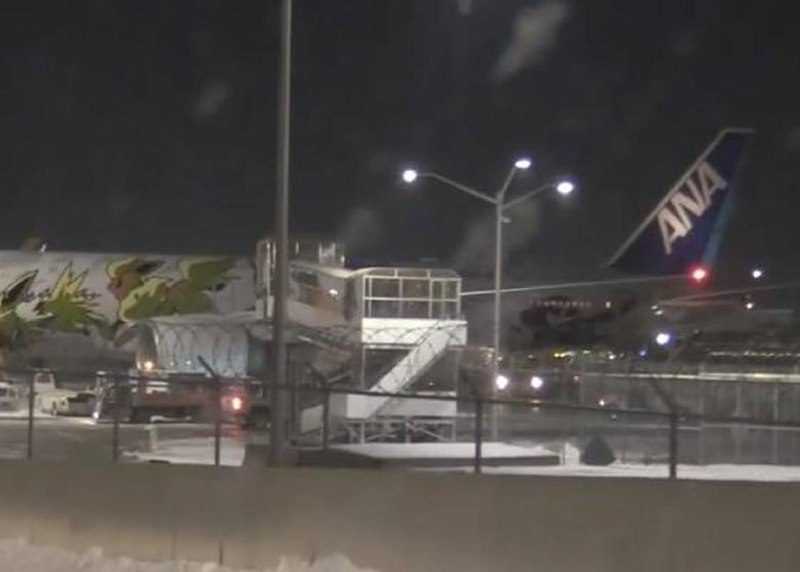 全日空客机机翼撞福岛机场空桥 无人受伤日本一架全日空客机（ANA）降落在福岛机场时，机翼撞上连接飞机与航厦的空桥，所幸机组人员和乘客没有受伤