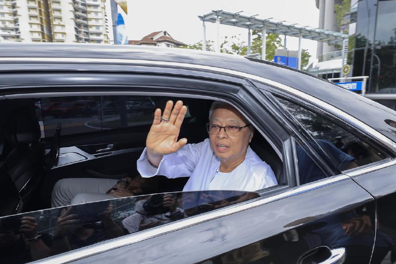 反贪会第五次传召依斯迈协助调查马来西亚反贪污委员会星期一（3月17日）将按计划传召前首相依斯迈沙比里，协助调查“马来西亚一家”7亿令吉（约2亿1000万新元）宣传合约贪腐案