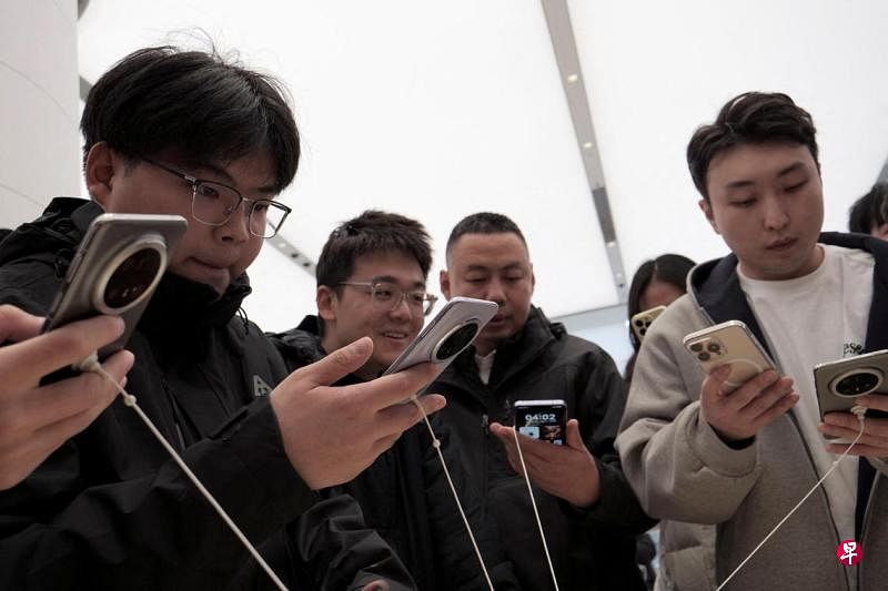 分析师称消费者对华为最新Mate 70手机热情大减分析师指出，中国消费者对华为最新推出Mate 70手机的热情有所下降，这可能会影响这家中国科技巨头今年的整体出货量，从而使苹果和其他中国品牌受益