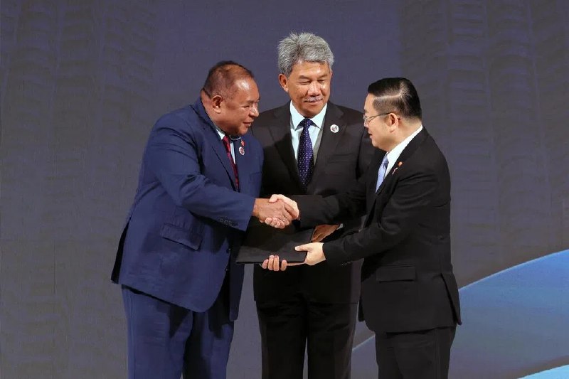 历经14年努力终圆梦 东帝汶正式加入亚细安东帝汶星期六（10月25日）交存加入《亚细安宪章》和《东南亚无核武器区条约》（SEANWFZ）的文书，标志着东帝汶正式成为亚细安第11个成员国