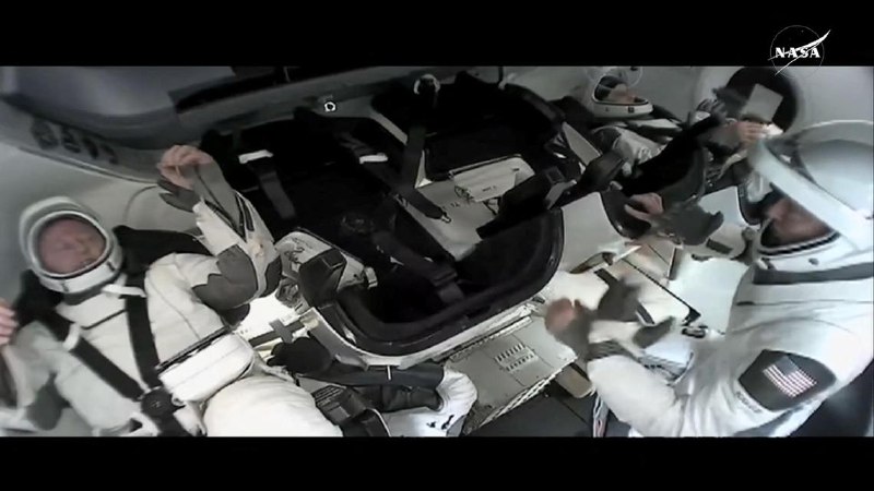 美国龙飞船载四名宇滞留航员返回地球美国太空探索技术公司（SpaceX）的龙飞船搭载四名宇航员，已从国际空间站脱离，开始返回地球