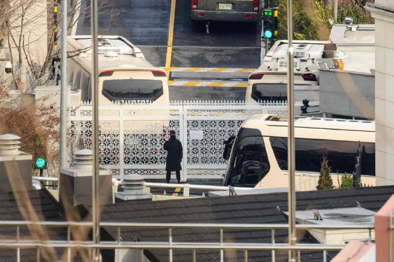 韩军方批准警察进入总统官邸执行拘留令韩国高级公职人员犯罪调查处（公调处）发布公告称，陆军首都防卫司令部第55警卫队已批准公调处和警察厅国家侦查本部人员进入总统官邸，逮捕被弹劾总统尹锡悦