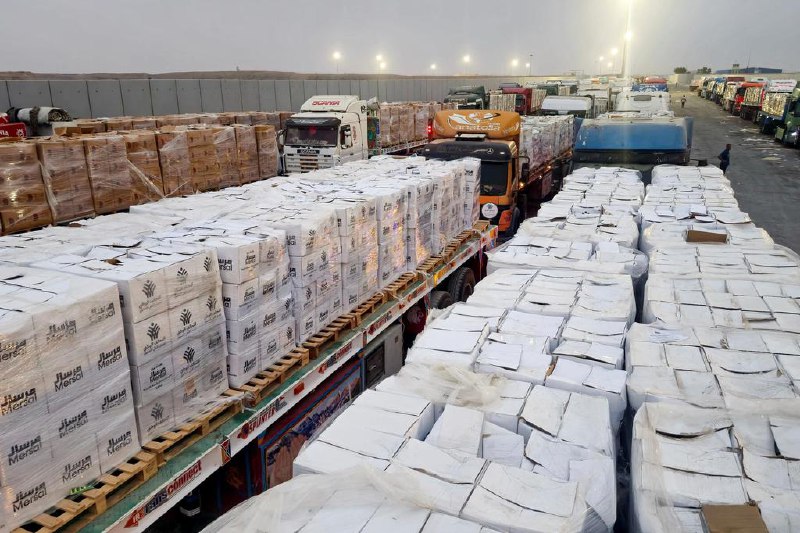 因以色列阻拦 加沙物资运输车辆折返埃及以色列多方阻挠运输加沙地带援助物资的车辆进入，物资运送卡车折返距离加沙边境仅几米之遥的埃及边境区域