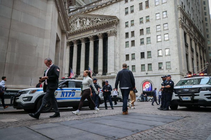 美国因政府停摆推迟公布关键就业报告随着部分政府停摆进入第三天，美国星期五（10月3日）暂停公布一项关键就业报告，这一举措为全球最大经济体的运行状况蒙上阴影