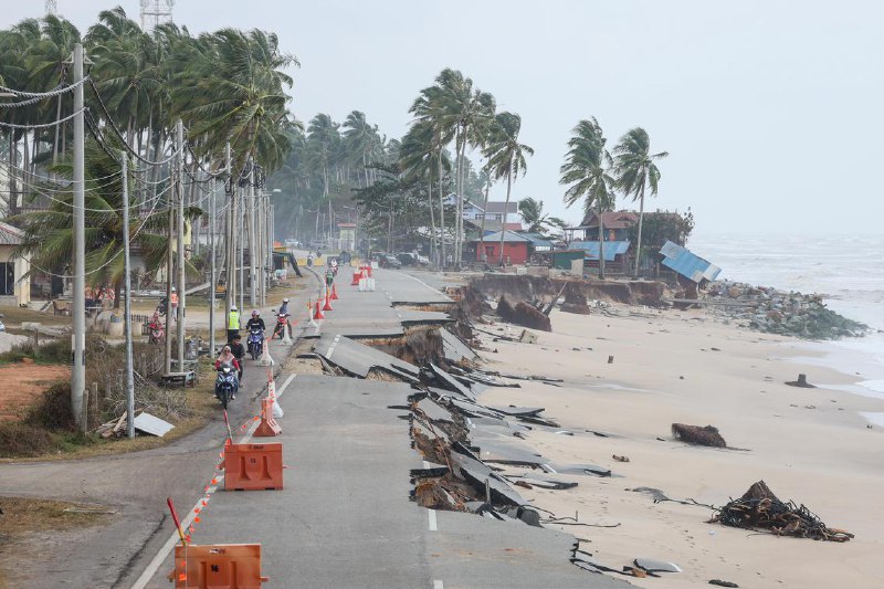 滔天大浪及大涨潮连日肆虐 马国登州海岸线 面目全非滔天大浪加上大涨潮连日肆虐，造成马来西亚登嘉楼州多个地区的优美海岸线，在一夕之间面目全非
