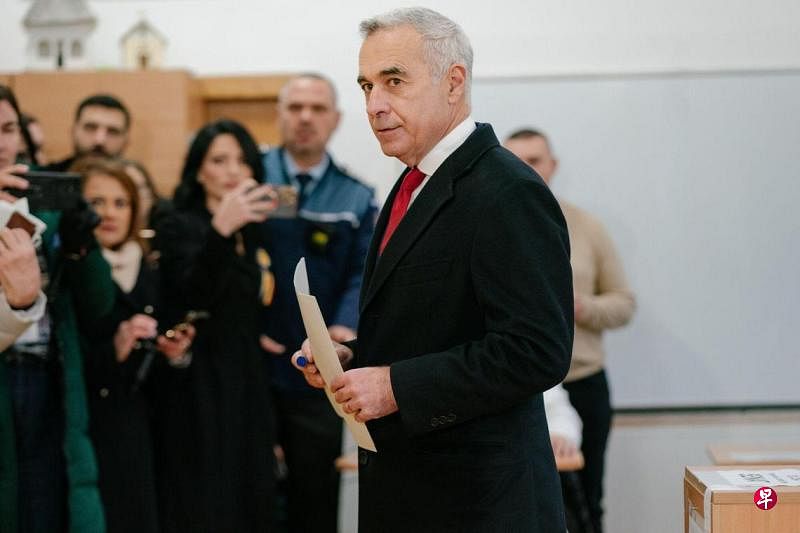 罗马尼亚确认总统选举首轮投票结果罗马尼亚宪法法院星期一（12月2日）确认总统选举第一轮投票结果，此前在第一轮投票中得票居前两位的总统候选人将在12月8日进行第二轮角逐