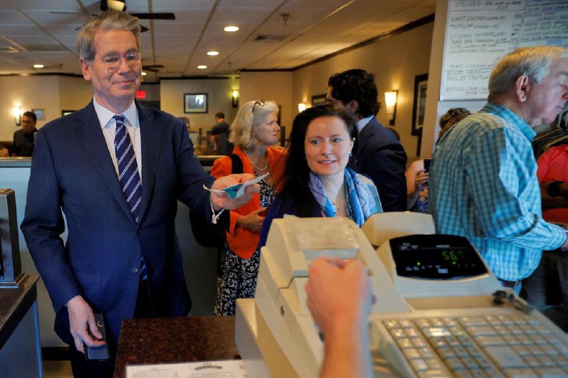 美财长相信关税措施可在高院过关 但政府也有B计划美国财政部长贝森特相信最高法院将支持总统特朗普使用1977年紧急权力法案，对大多数贸易伙伴实施大规模关税的做法，如果最终败诉，政府也有备用计划