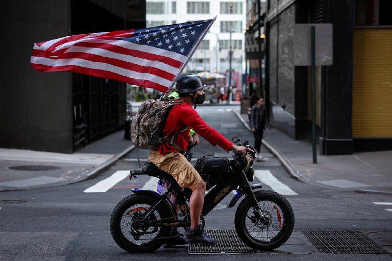 美国首次申请失业金人数飙升 创近四年新高美国上周首次申请失业救济人数大幅增加，达到近四年来最高水平，显示在招聘明显放缓之际，裁员活动可能正在上升