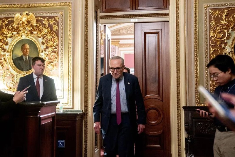 参议院民主党领袖舒默表明反对拨款协议路透社报道，美国民主党籍的参议院少数党领袖舒默星期天（11月9日）晚上表示，他将对参议院拨款协议投反对票