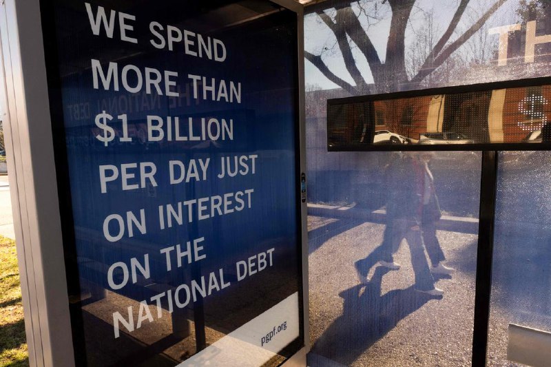 美预算办公室：财政部最早8月可能出现支付违约美国国会预算办公室（CBO）警告，如果议员们不能提高或暂停债务上限，联邦政府能保证按时支付所有账单的资金最早可能在8月用完