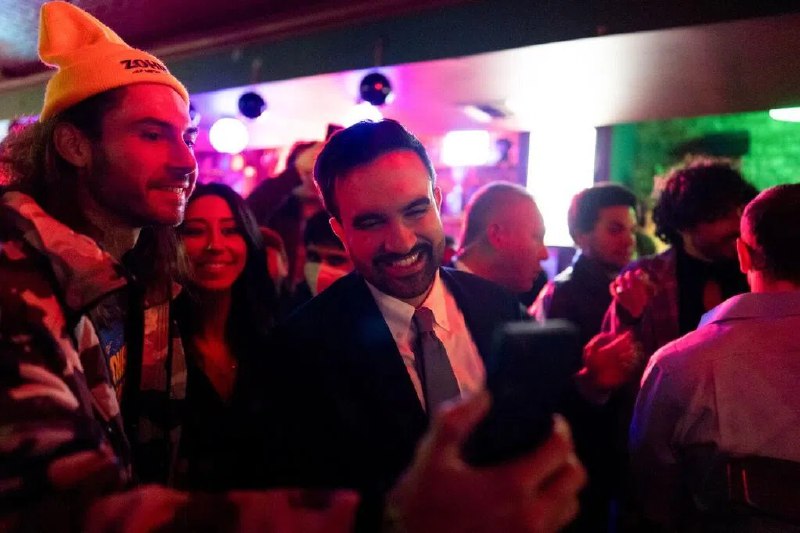 马姆达尼当选纽约市长 华尔街精英放下成见寻求合作美国纽约市的精英们为了阻止马姆达尼当选市长，可谓使尽浑身解数：金钱、侮辱、恐吓，还有推特攻势